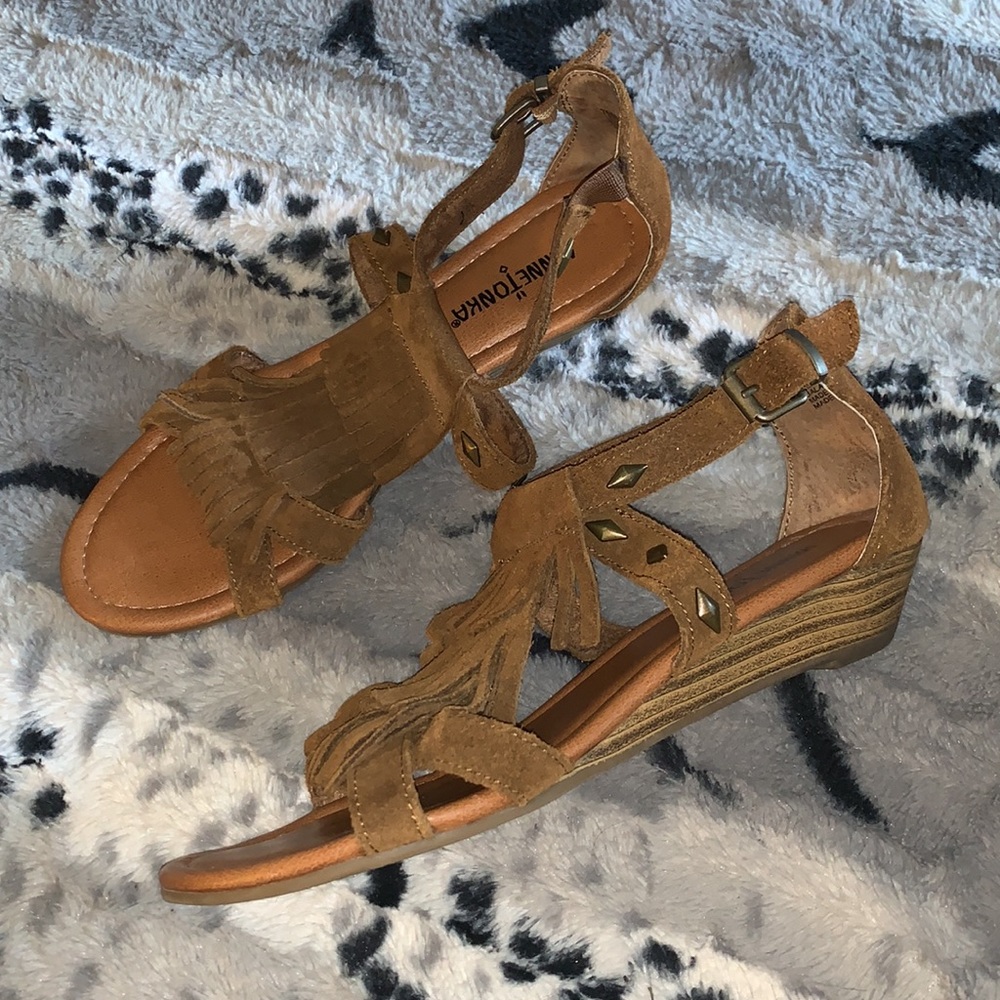 Minnetonka Merriam Suede Leather Fringe Wedge Sandals — 8